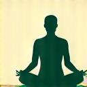 Homem praticando meditação ou técnica de relaxamento